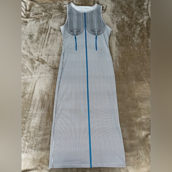 Slim Body hugging dress 🤍 - Picture 4 of 6